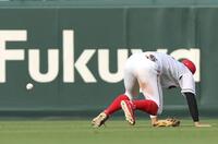 ７回、平川は打球を捕球できず（撮影・北村雅宏）