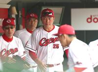 ６回の攻撃前、ベンチ内を移動する新井監督（中央）＝撮影・北村雅宏