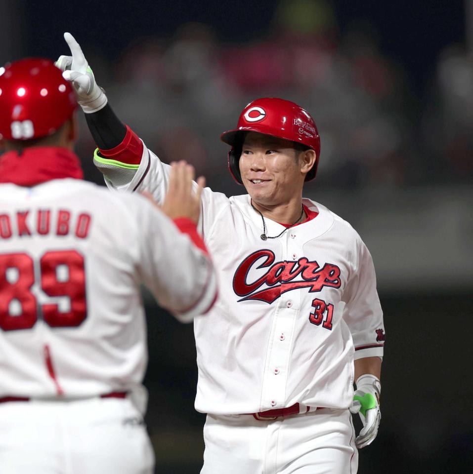３回、先制となる適時打を放ち、喜ぶ坂倉（撮影・北村雅宏）