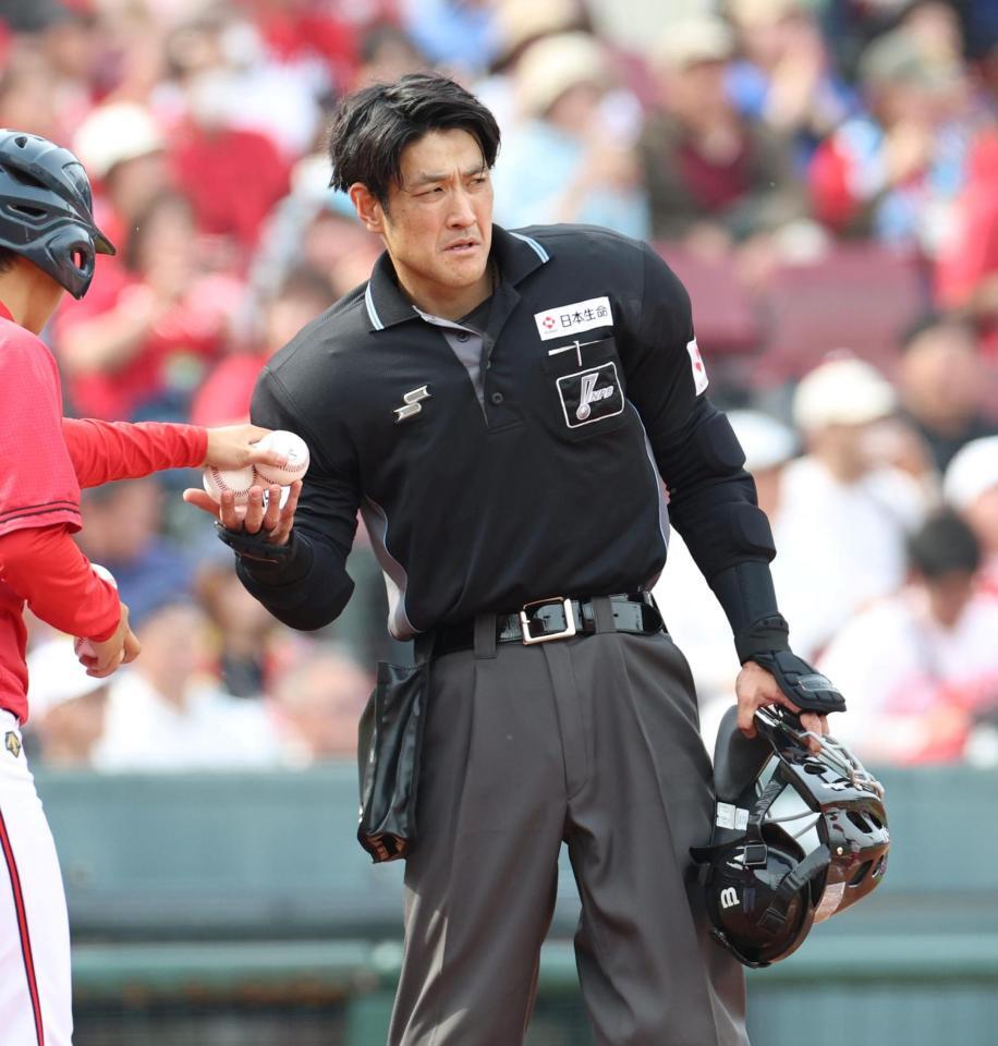 ５回途中、交換するボールを受け取る岩下球審