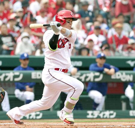 １回、右前打を放つ坂倉（撮影・北村雅宏）