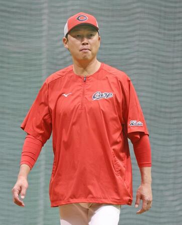 練習を見守る新井監督