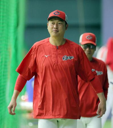 練習を見守る新井監督