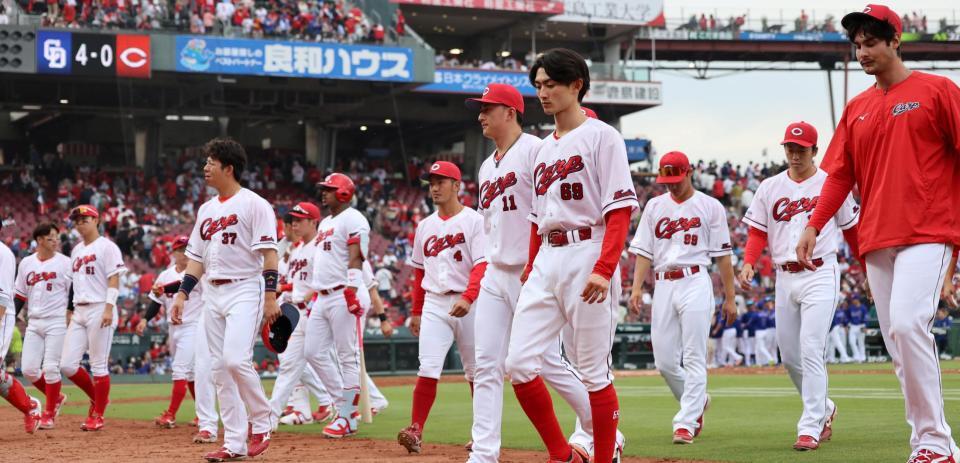 中日に敗れ、足早に引き揚げる広島ナイン＝マツダ（撮影・北村雅宏）