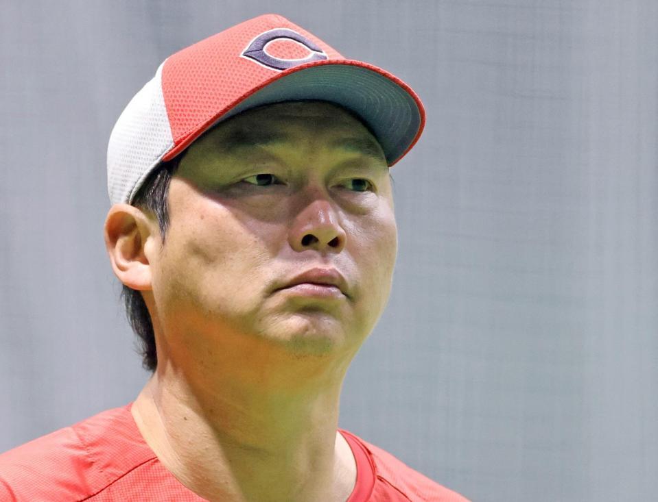 練習を見守る新井監督