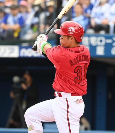 １回、右越えに先制満塁弾を放った坂倉（撮影・園田高夫）