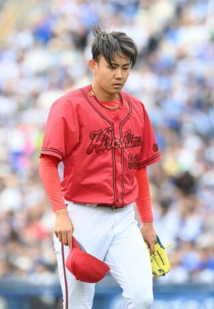 ４回、ＤｅＮＡ打線につかまり呆然とベンチに戻る辻（撮影・園田高夫）