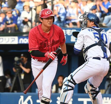 ７回、空振り三振に倒れた佐々木（撮影・園田高夫）