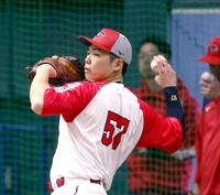 キャッチボールする持丸（撮影・北村雅宏）
