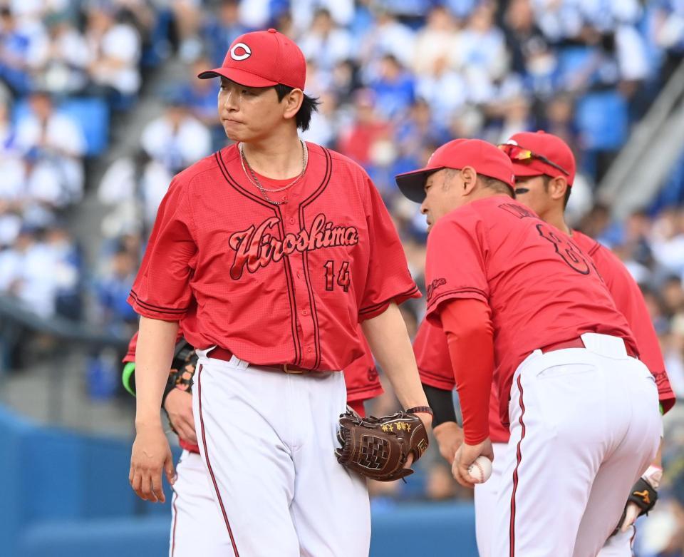 ３回途中、悔しそうに降板する大瀬良（左）＝撮影・園田高夫