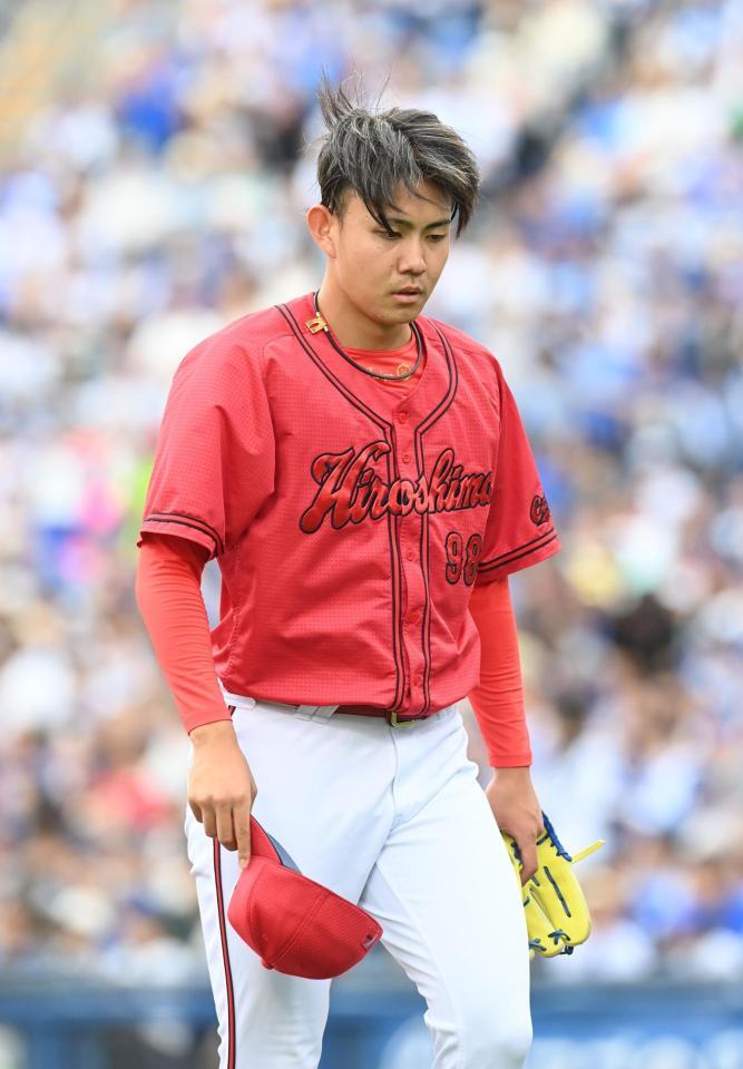 ４回、ＤｅＮＡ打線につかまり呆然とベンチに戻る辻（撮影・園田高夫）