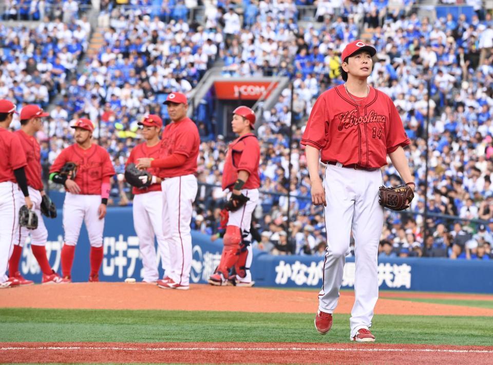 ３回途中で降板する大瀬良（右）＝撮影・園田高夫