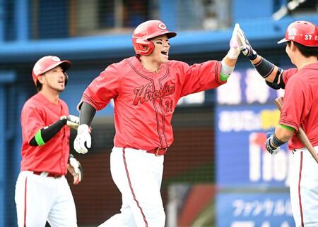 １回、先制満塁弾を放ちナインとタッチをする坂倉（撮影・園田高夫）