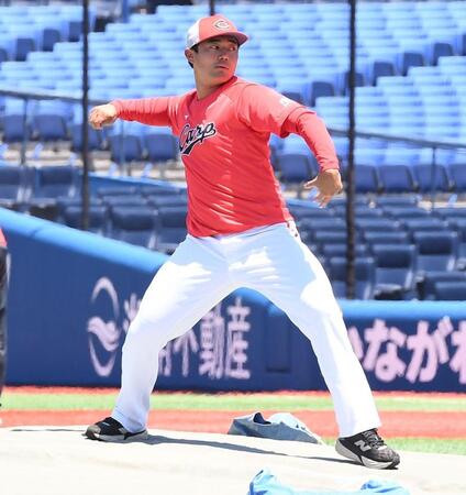 マウンドの感触を確かめる工藤（撮影・園田高夫）