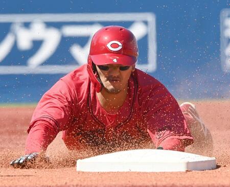 ２回、三塁盗塁を決めた矢野（撮影・園田高夫）