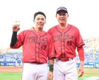 持丸（左）を祝福する新井監督（撮影・園田高夫）