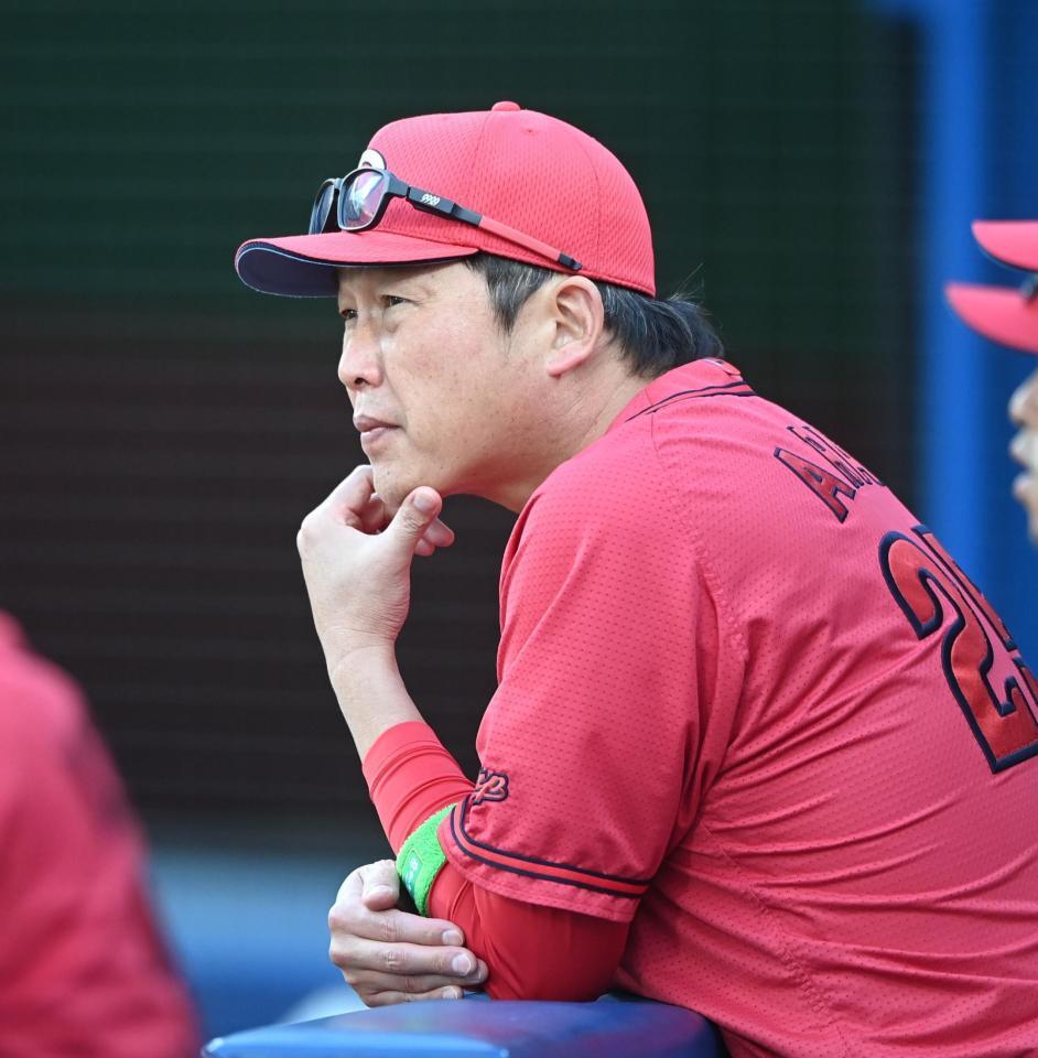 逆転負けに厳しい表情の新井監督（撮影・園田高夫）
