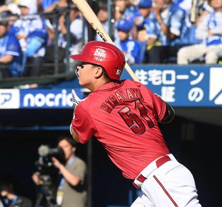 ８回、右越え２点タイムリー二塁打を放った平川