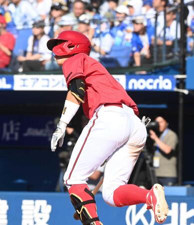 ６回、左越え二塁打を放った平川