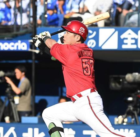 ９回、同点ソロを放つ持丸