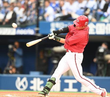 ６回、右越え２号ソロを放った持丸（撮影・園田高夫）