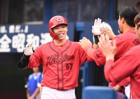 ６回、２号ソロを放ち笑顔でナインとタッチする持丸（撮影・園田高夫）