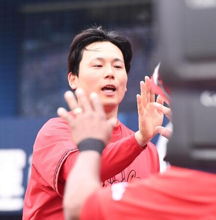 ５回、生還した栗林がナインとタッチする（撮影・園田高夫）