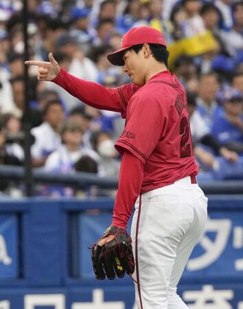 　７回を投げ終えポーズをとる栗林。７回無失点で３勝目を挙げた