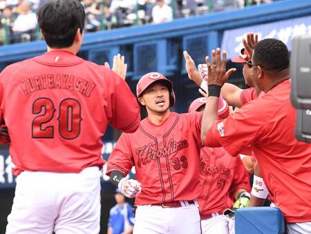 ３回、先制３ランを放った菊池（中央）がナイトタッチをかわす（撮影・園田高夫）