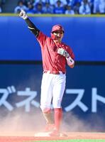 ８回、右越え２点適時二塁打を放ち塁上でガッツポーズをする平川（撮影・園田高夫）　