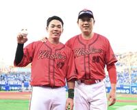 新井監督（右）から祝福される持丸
