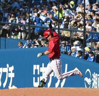 ９回、同点ソロを放ちガッツポーズをする持丸（撮影・園田高夫）　