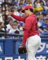 　７回を投げ終えポーズをとる栗林。７回無失点で３勝目を挙げた