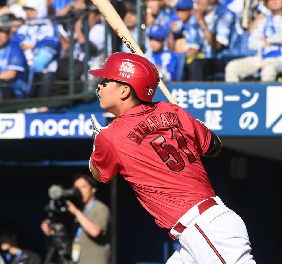 ８回、右越え２点タイムリー二塁打を放った平川