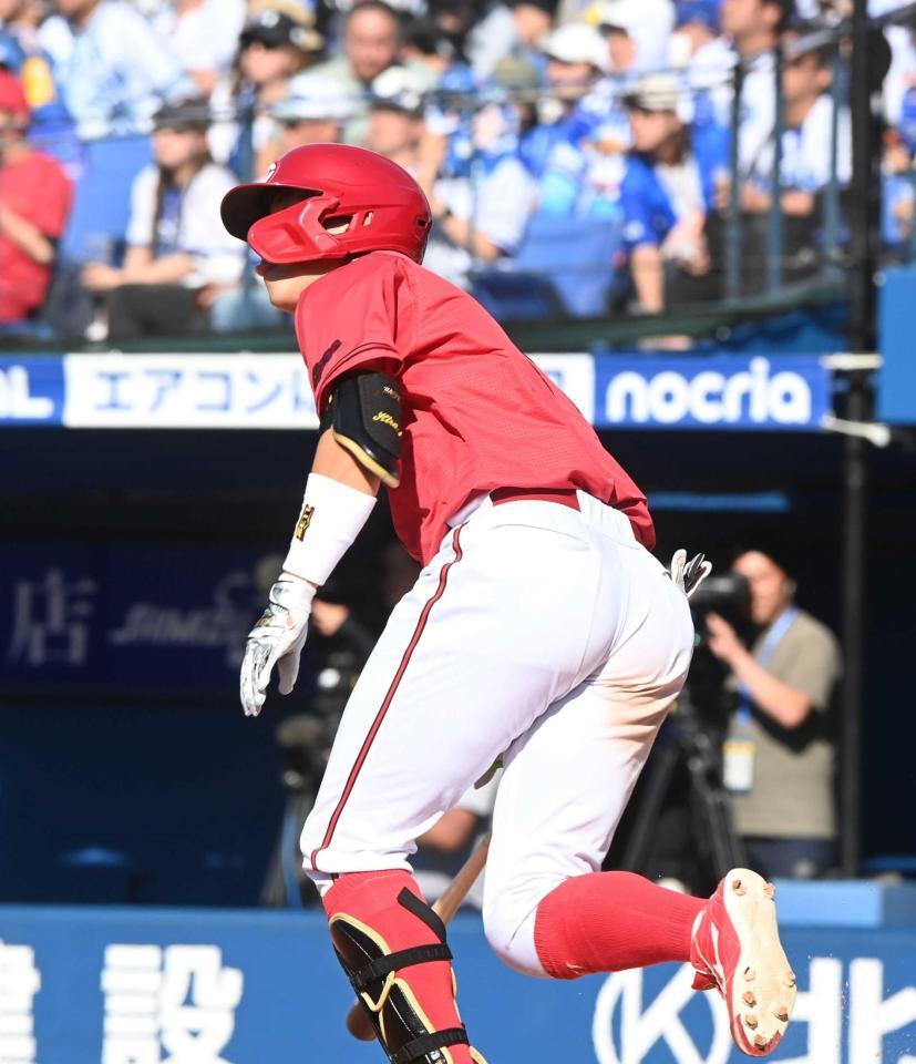 ６回、左越え二塁打を放った平川