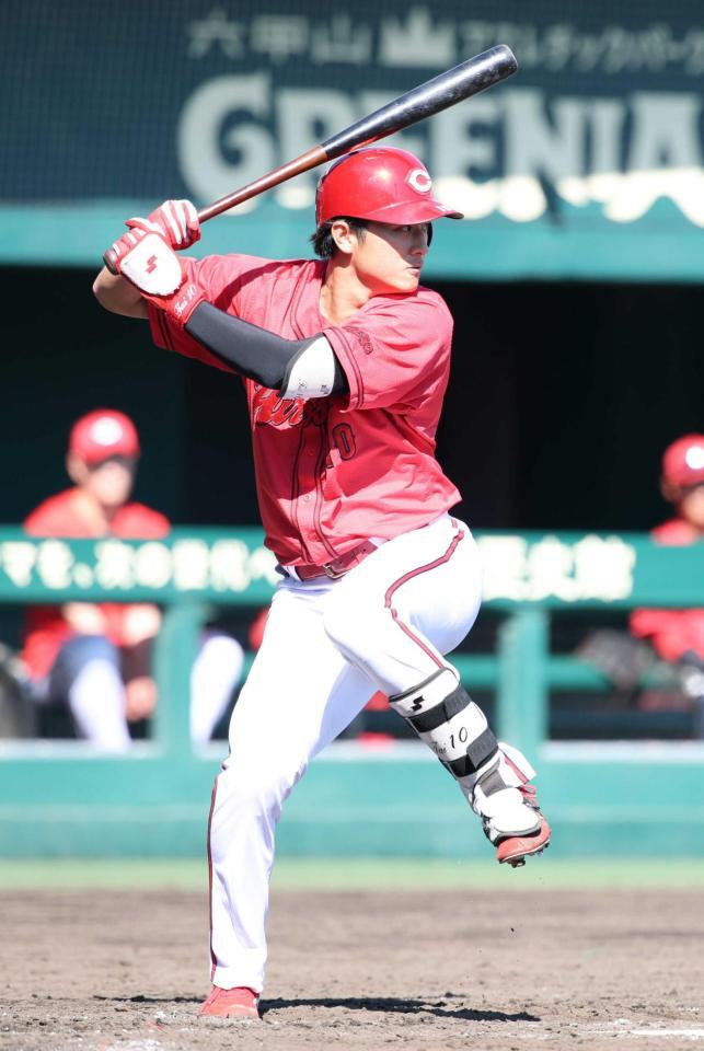 　８回、打席に立つ佐々木（撮影・坂部計介）
