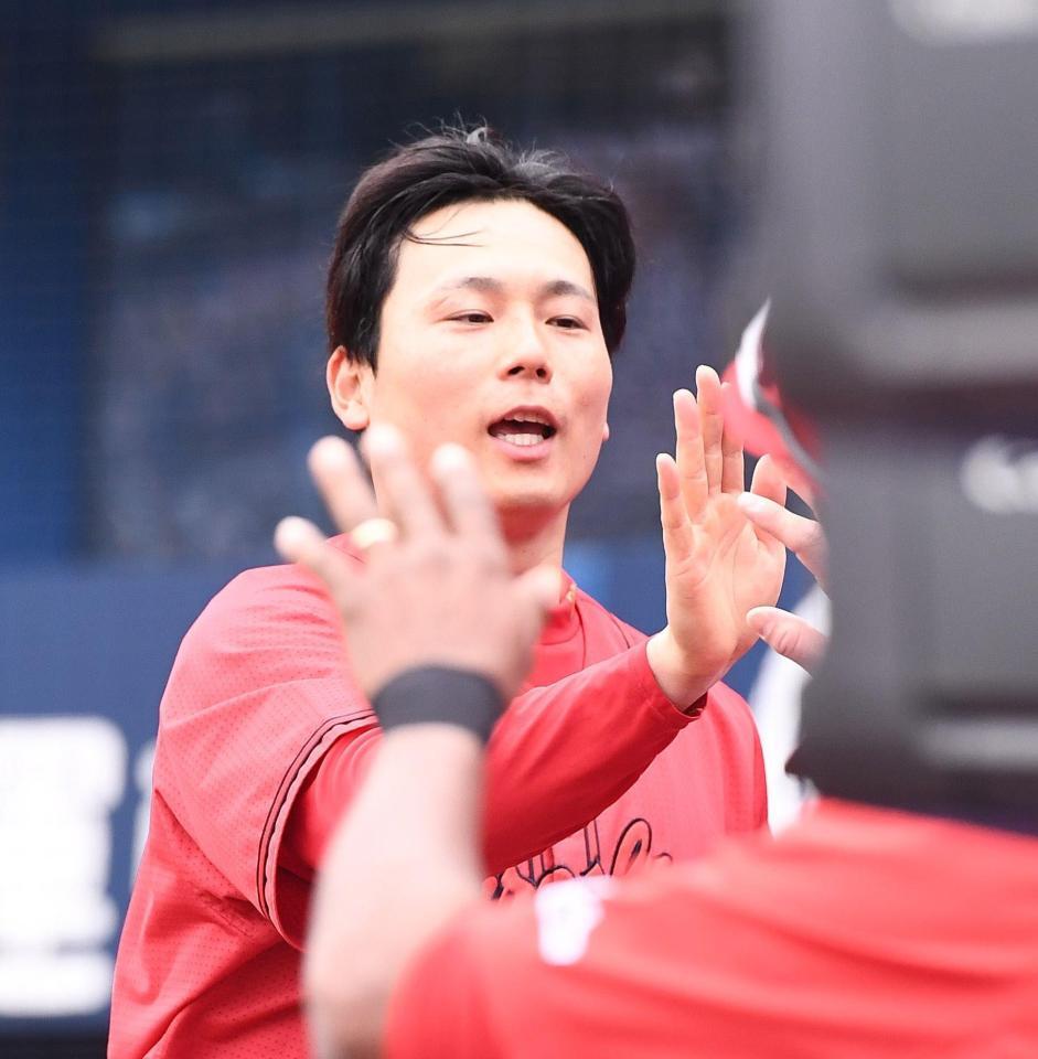 ５回、生還した栗林がナインとタッチする（撮影・園田高夫）