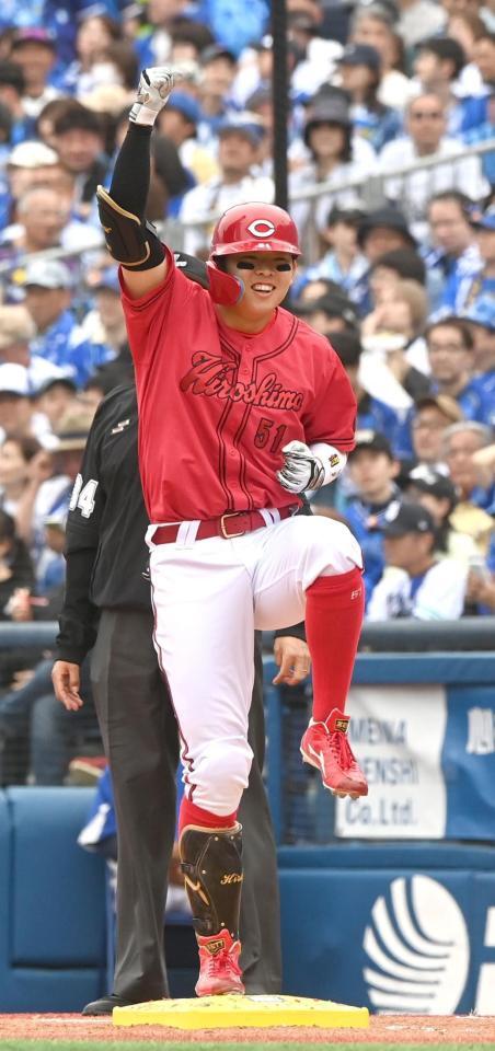 ５回、２点適時打を放ちポーズをとる平川（撮影・園田高夫）