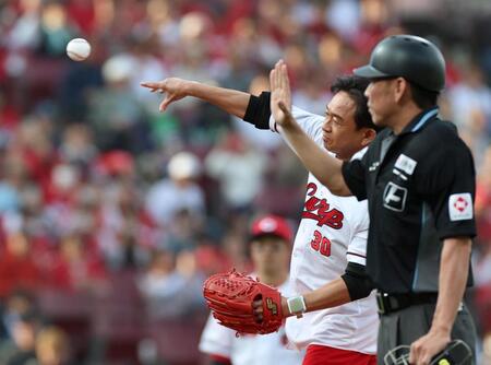 始球式を務める元ＴＯＫＩＯの城島茂（撮影・北村雅宏）