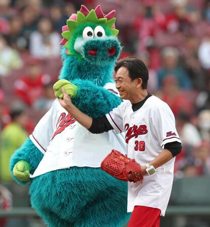 始球式を務め、スラィリーと引き揚げる元ＴＯＫＩＯの城島茂（右）＝撮影・北村雅宏