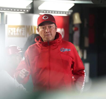 ５回、ベンチで険しい表情の新井監督（撮影・北村雅宏）