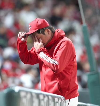 ５回を終え、選手交代を告げた新井監督はベンチに戻る（撮影・北村雅宏）