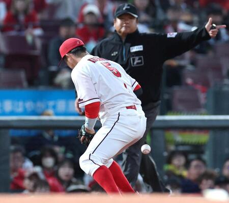 ４回、増田のゴロをファンブルする小園（撮影・北村雅宏）