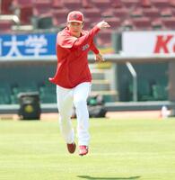 登板へ向けトレーニングする赤木（撮影・北村雅宏）