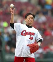試合前、キャッチボールする元ＴＯＫＩＯの城島茂（撮影・北村雅宏）