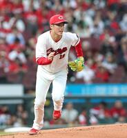 ３回、並木の放った一ゴロのベースカバーに走る森下（撮影・北村雅宏）