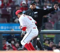 ４回、増田のゴロをファンブルする小園（撮影・北村雅宏）