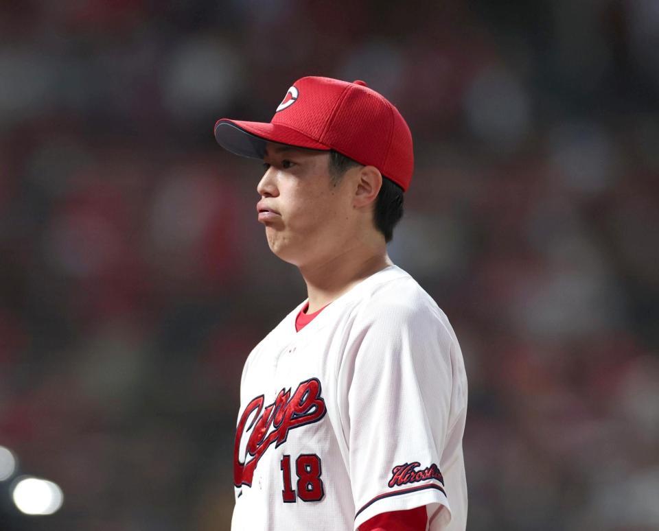 ４回、追加点を許し、ベンチに戻る森下（撮影・北村雅宏）
