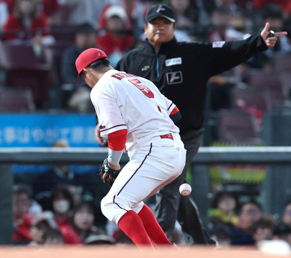 ４回、増田のゴロをファンブルする小園（撮影・北村雅宏）