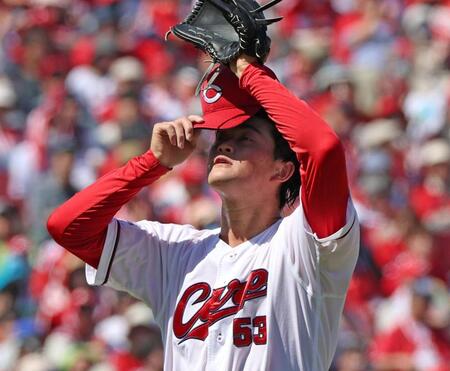 ２回、先制点を奪われてベンチに戻る岡本（撮影・北村雅宏）